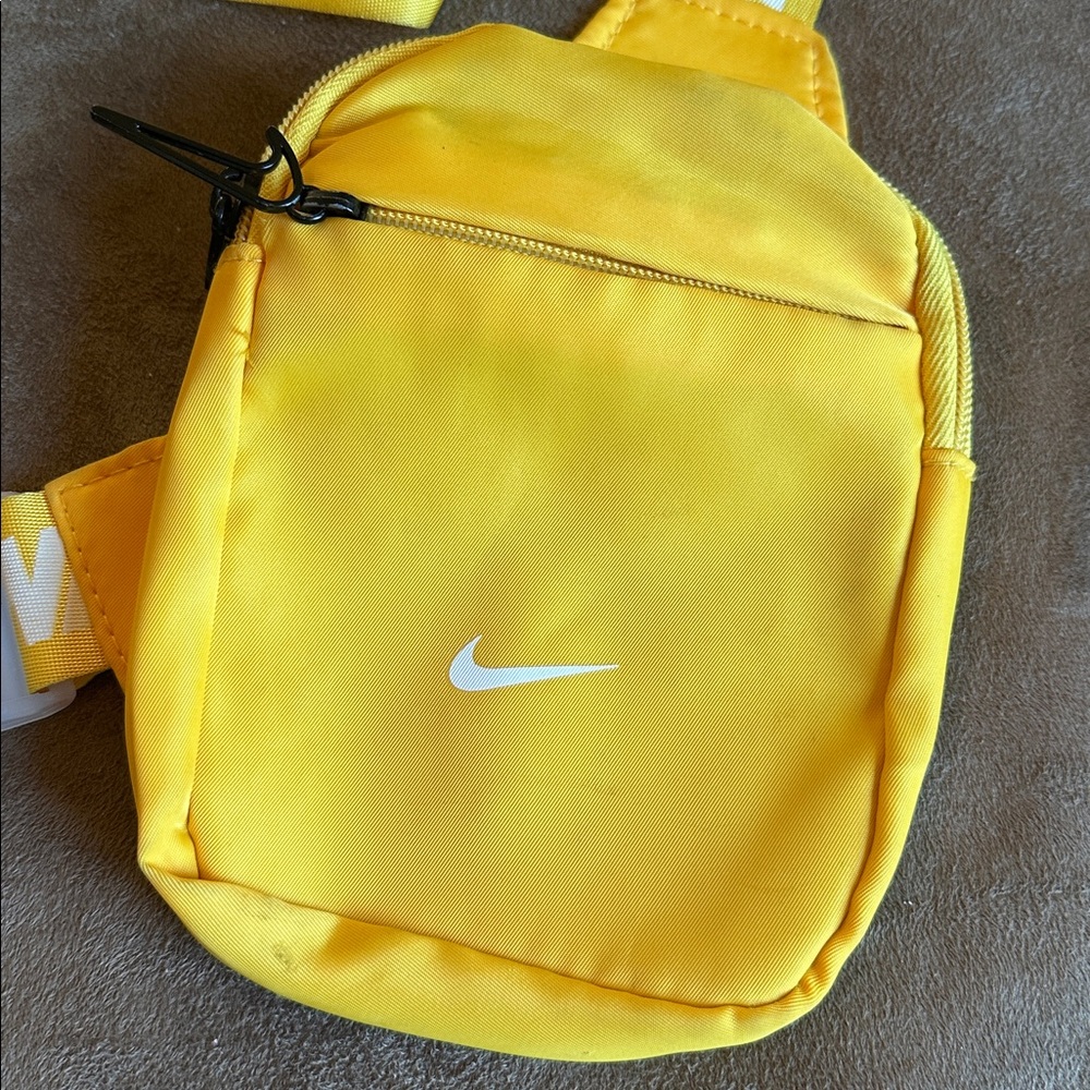 Nike Sportswear Essentials Crossbody Bag, Yellow - Picture 2 of 14